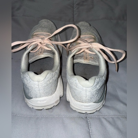 Brooks Athletic Shoes in Light Grey and Light Pink Size 6 - Picture 2 of 4